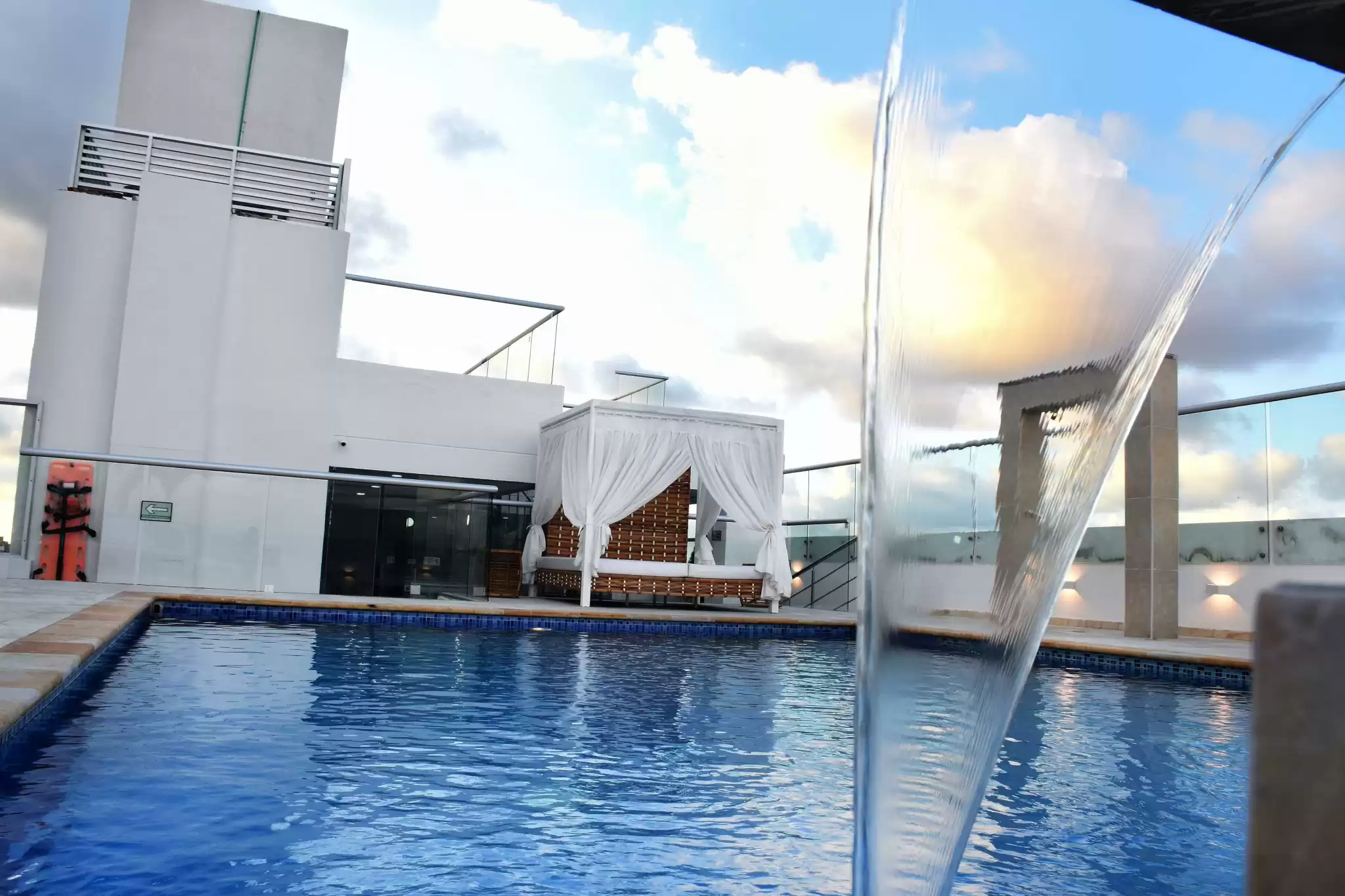 CB009PoolCourtyard8_1